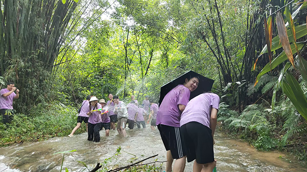 陳楷如：觀戰(zhàn)！“濕身”快樂(lè)！.jpg